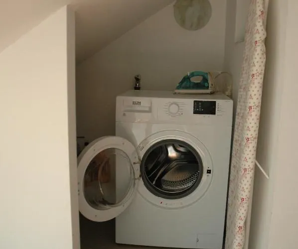 Bright Top-floor With Terrace - 2 Bedrooms - Quiet Area, 20 Min To Center * וינה